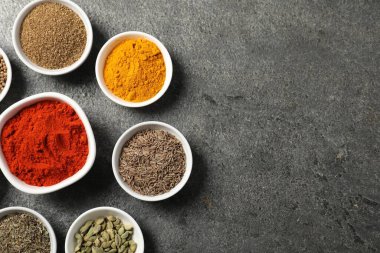 Gri masada farklı aromatik baharatlar var. Metin için boşluk