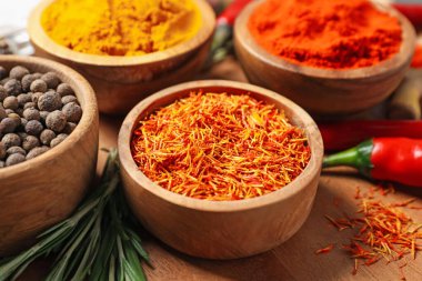 Tahtadaki farklı aromatik baharatlar, yakın plan.