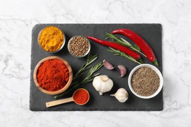 Beyaz mermer masa üzerinde farklı aromatik baharatlar, düz yatıyordu.