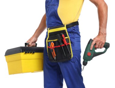 Beyaz arka planda alet kutusu ve elektrikli tornavidası olan profesyonel tamirci, yakın plan