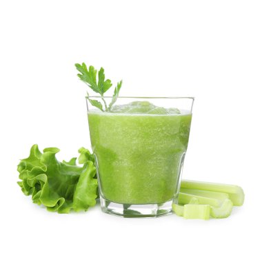 Süper yemek. Bardakta leziz bir içecek ve beyaza izole edilmiş malzemeler.