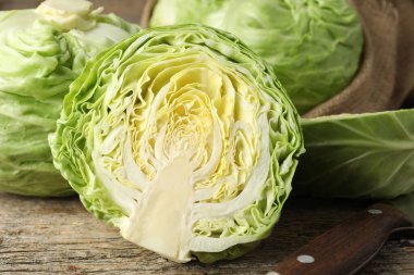 Taze taze lahana ve ahşap masa, yakın çekim