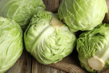 Ahşap masada taze lahanalar, yakın plan.