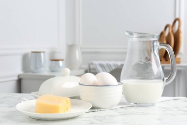 Beyaz mermer masa üzerinde farklı süt ürünleri ve yumurtalar. Metin için boşluk