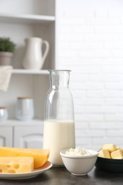 Mutfaktaki gri desenli masada farklı süt ürünleri.