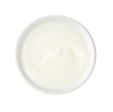 Beyaz tencereye izole edilmiş lezzetli yoğurt.