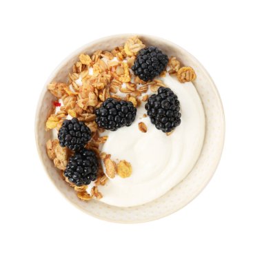 Tahıl gevrekli yoğurt ve beyaz tencereye izole edilmiş böğürtlen.