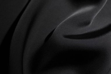 Arkaplan olarak buruşmuş siyah ipek kumaş, yakın plan