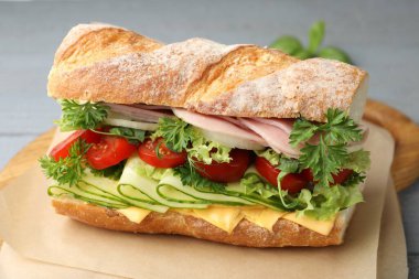 Jambonlu, peynirli ve sebzeli baget sandviç, yakın plan.