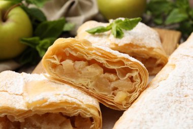 Masada pudra şekeri, nane ve meyveli elmalı turtalar, yakın plan.