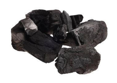 Siyah kömür parçaları beyaza izole edilmiş.