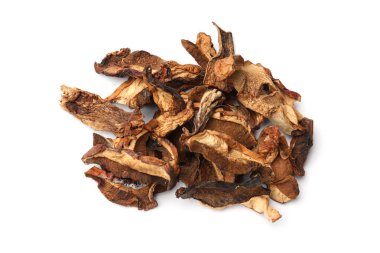 Kurumuş mantar parçaları beyaza izole edilmiş.