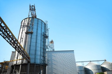 Mısır gevreği depolamak için modern ambarlar.