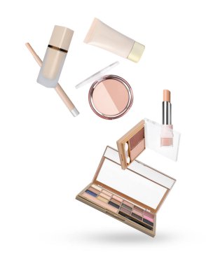 Beyaz arka planda farklı makyaj ürünleri