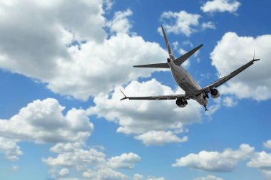 Bulutlu güzel mavi gökyüzünde uçan uçak