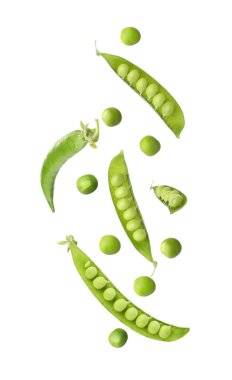 Beyaz arkaplana düşen yeşil bezelyeler ve kabuklar