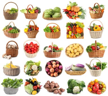 Hasır sepetlerdeki farklı taze sebzeler beyaz sepetlere izole edilmiş.