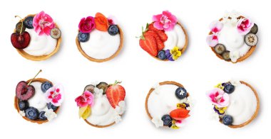 Beyaz çiçeklerle süslenmiş tartlar, set. Üst Manzara. Lezzetli tatlı