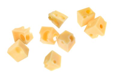 Beyaz arkaplana karşı havadaki peynir küpleri