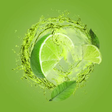 Taze sulu limon ve yeşil arka planda bir tutam içki.