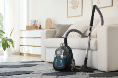 Evin zemininde bir elektrikli süpürge var. Ev aletleri