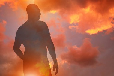 Umut. Gün batımında güzel gökyüzü altında insan silueti, çifte çekim