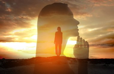 Umut. Gün batımında kadın siluetleri, çift pozlama