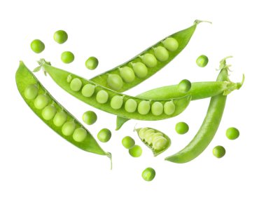 Beyaz arkaplana düşen yeşil bezelyeler ve kabuklar