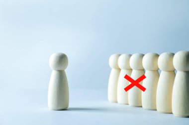 Dağılabilirsiniz. Gri masanın üzerinde kızıl haçlı bir insan figürü.