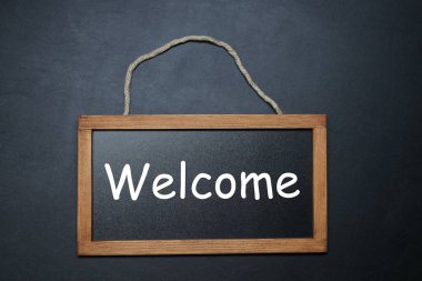 Sözcüklü küçük tahta Siyah arka plan, üst görünüm