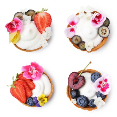 Beyaz çiçeklerle süslenmiş tartlar, set. Üst Manzara. Lezzetli tatlı