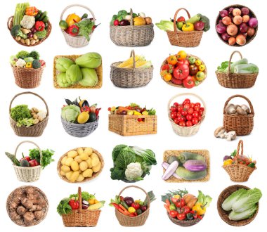 Hasır sepetlerdeki farklı taze sebzeler beyaz sepetlere izole edilmiş.