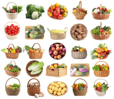 Hasır sepetlerdeki farklı taze sebzeler beyaz sepetlere izole edilmiş.