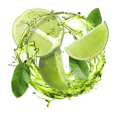 Taze sulu limonlar ve beyaz arka planda bir tutam yeşil içecek.