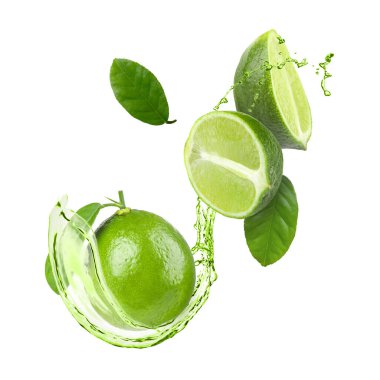 Taze sulu limonlar ve beyaz arka planda bir tutam yeşil içecek.