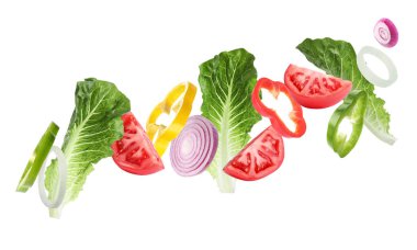 Beyaz arka planda uçuşan salata için taze sebzeler