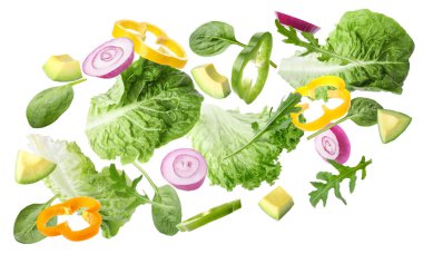 Beyaz arka planda uçuşan salata için taze sebzeler