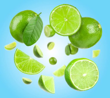 Açık mavi arka planda taze limonlar havada dönüyor.