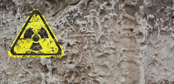 Arka planda sarı radyoaktif tabela, pankart tasarımı. Radyolojik kirlilik