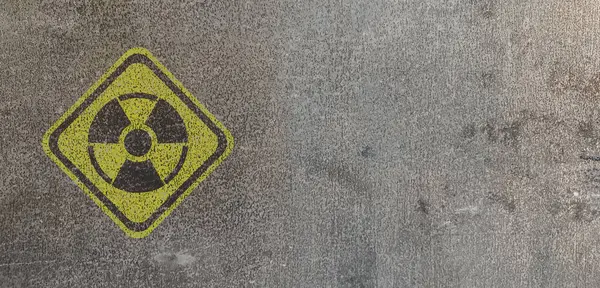 Arka planda sarı radyoaktif tabela, pankart tasarımı. Radyolojik kirlilik