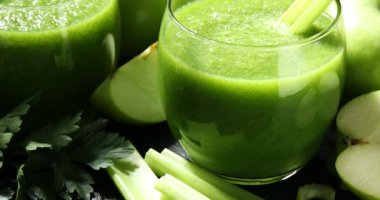 Süper yemek. Karanlık masadaki cam içeceklerle karıştırıcı ferahlatıcı içecekler, yakın çekim.