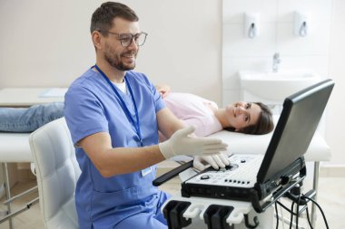 Sonograf, klinikte ultrason görüntülerini gösteriyor.
