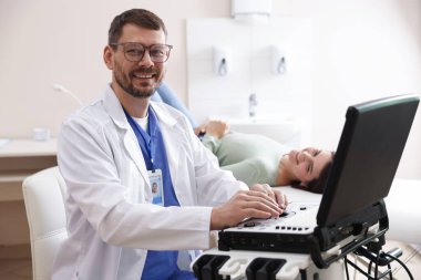 Ultrason makineli sonograf ve klinikte muayene için bekleyen kadın, seçici odaklanma