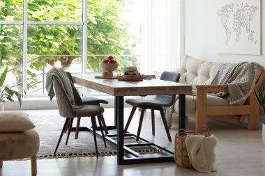 Ahşap masa, sandalyeler, kanepe ve dekorasyon yemek odasında. İç tasarım