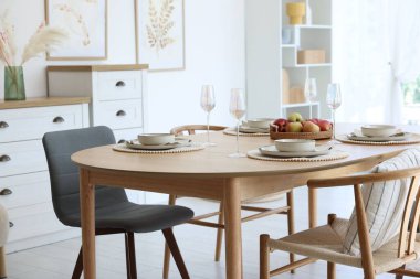 Yemek odasında güzel bir masa, sandalye ve dekor var. İç tasarım