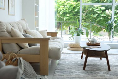 Kahve masası, kanepe ve dekor yemek odasında. İç tasarım