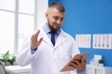 Tabletli doktor klinikte online danışmanlık yapıyor.