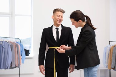 Atölyedeki adama terzi ceketi.