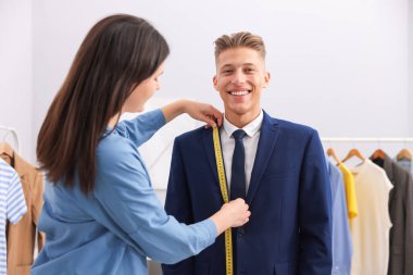 Atölyedeki adama terzi ceketi.