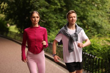 Parkta koşan mutlu çift. Sabah egzersizi